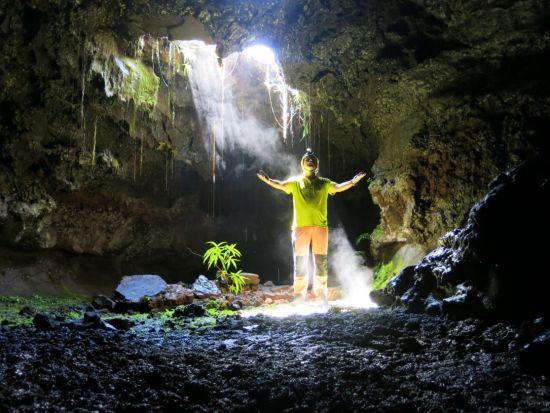 活火山「ラ・フルネーズ」溶岩トンネルツアー　自然の力を間近に感じることができる貴重な体験＜英語ガイド＞