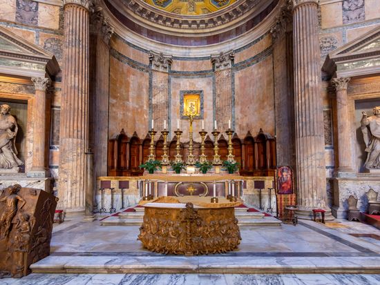 Italy_Rome_Pantheon_Main Altar_AdobeStock_548182344