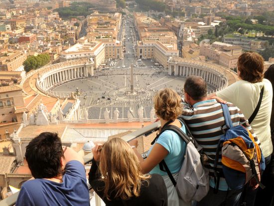 Italy_Rome_St Peter's Cathedral_View from top_AdobeStock_139348002