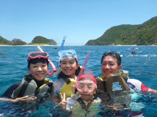 慶良間シュノーケリング　大型クルーザーでクルージングしながらシュノーケリングポイント3エリアを周る＜1日／0歳から参加可／那覇発＞