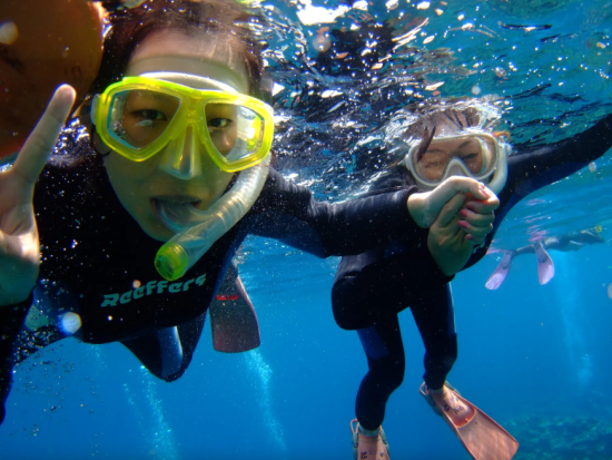 慶良間シュノーケリング　大型クルーザーでクルージングしながらシュノーケリングポイント3エリアを周る＜1日／0歳から参加可／那覇発＞