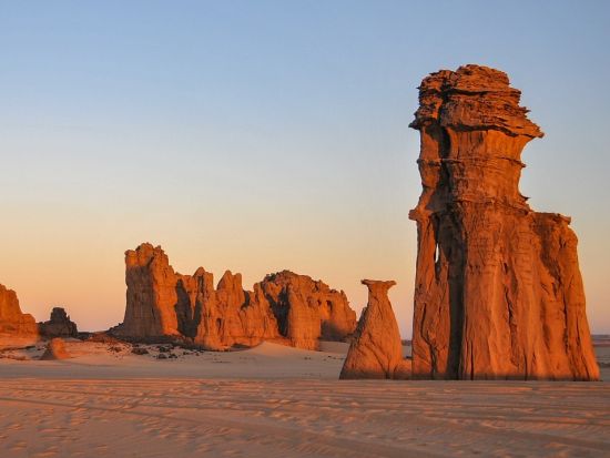 アルジェリア周遊ツアー　世界遺産タッシリ・ナジェール、タドラルト、ティン・メルズーガなどサハラ砂漠を巡る＜8泊9日／9月～5月／英語ガイド／アルジェ発着＞