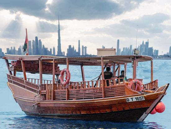 伝統船アブラでドバイ運河クルーズ＜60分／ドバイ発＞