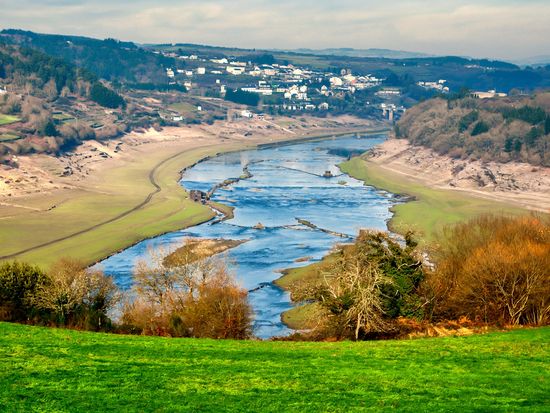 Minho_River_in_Portomarin_AdobeStock_135948455