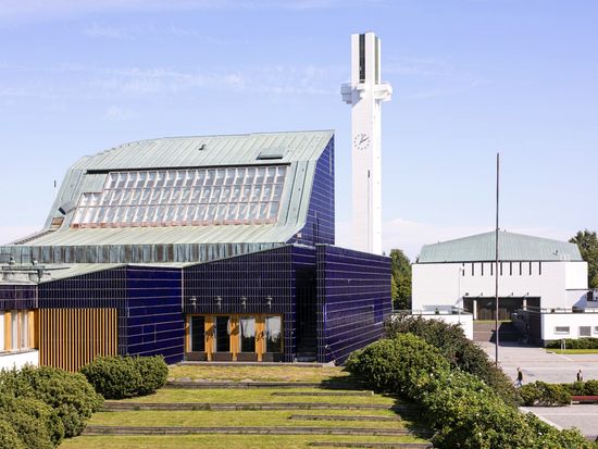 セイナヨキ市庁舎とラケウデンリスティ教会