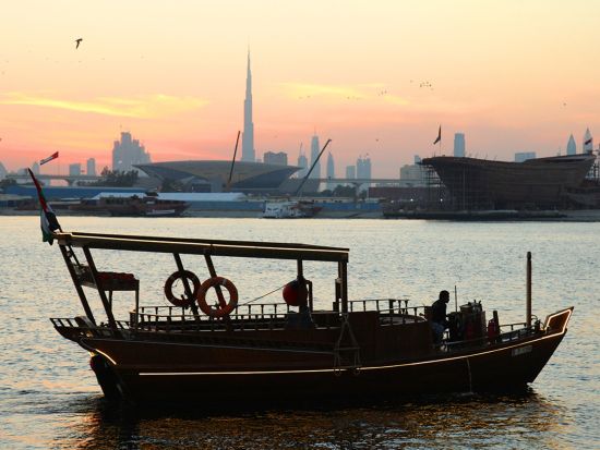 伝統船アブラでドバイ運河クルーズ＜60分／ドバイ発＞