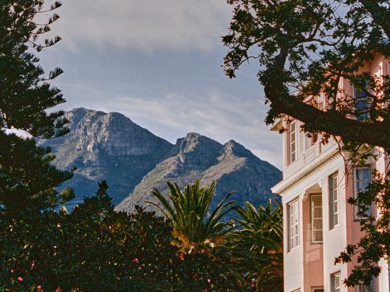 ベルモンド・マウント・ネルソン・ホテル（BELMOND MOUNT NELSON HOTEL）アフタヌーンティー食事券＆予約＜往復送迎付／ケープタウン発＞