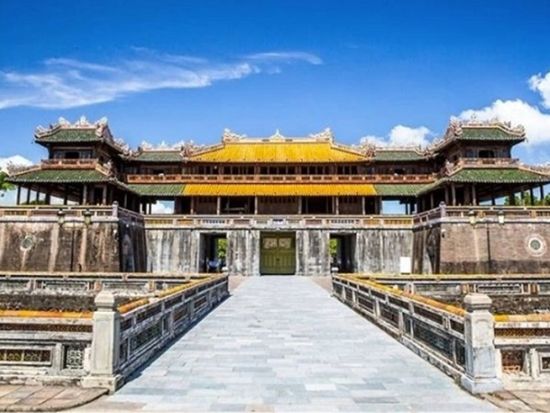 鉄道で行く！世界遺産フエ観光1泊2日ツアー 王宮＋カイディン帝廟＋ティエンムー寺＜ダナンorホイアン発／5つ星ホテルに宿泊／日本語ガイド／食事付き＞