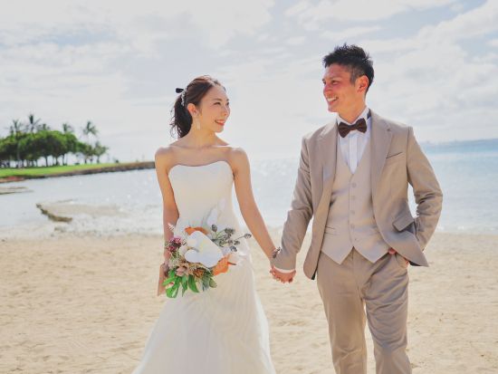 ハワイ　ビーチ＆フォト　撮影アテンド＆ヘアメイクは日本語対応！サロン～ビーチ間のリムジン送迎付き　日本国内事前試着付きプランあり（撮影・衣装・ヘアメイク込み）