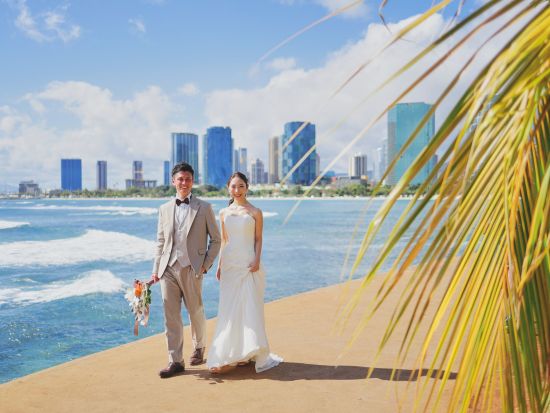 ハワイ　ビーチ＆フォト　撮影アテンド＆ヘアメイクは日本語対応！サロン～ビーチ間のリムジン送迎付き　日本国内事前試着付きプランあり（撮影・衣装・ヘアメイク込み）