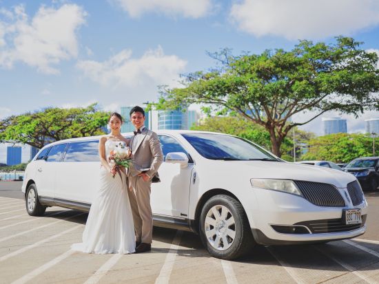 ハワイ　ビーチ＆フォト　撮影アテンド＆ヘアメイクは日本語対応！サロン～ビーチ間のリムジン送迎付き　日本国内事前試着付きプランあり（撮影・衣装・ヘアメイク込み）