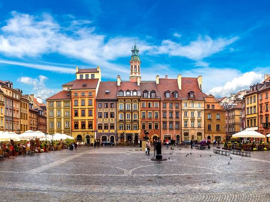 Poland_Warsaw_Old_Town_Square_shutterstock_352601831 (1)