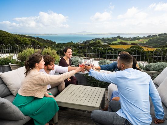 ワイヘキ島　3軒のワイナリーと最高級オリーブオイルメーカー訪問　美しい景観とワイヘキ島の味覚堪能ツアー＜昼食付／試飲付／英語ガイド／オークランド発着＞