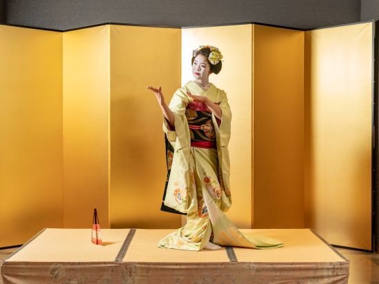 【多言語バスツアー】舞妓はんの舞踊と京料理付き バスツアー 舞妓はんとの記念撮影＜英・中・韓音声ガイド／夕方／京都駅発＞by おこしバス（京都定期観光バス）