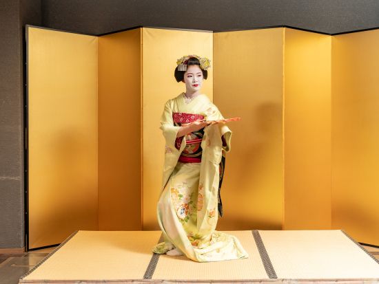 舞妓はんの舞踊と京料理付きバスツアー 舞妓はんとの記念撮影＜夕方／京都駅発＞by おこしバス（京都定期観光バス）