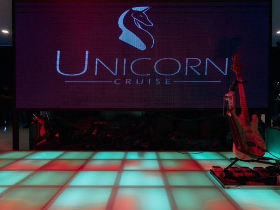 ユニコーン号 ディナークルーズ　ユニークなクルーズ船で新鮮なシーフードやライブミュージックを満喫！＜現地集合／ビュッフェ／19:00発＞