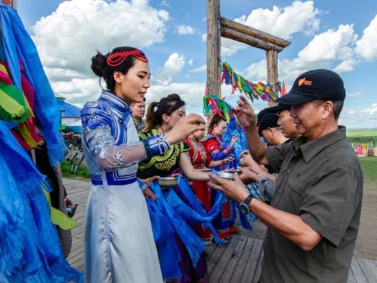 【5～10月限定】内モンゴル2泊3日ツアー！シラムレン大草原＋クブチ砂漠＋フフホト観光＜パオ・ゲル宿泊＞