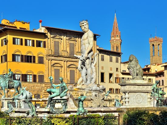 Florence_Piazza Signoria_shutterstock_83018602