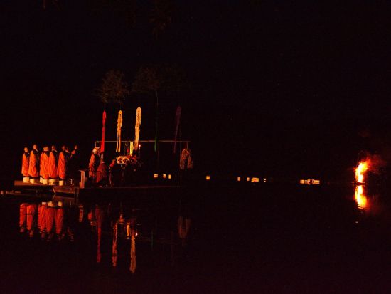 嵯峨の送り火バスツアー 大覚寺 夜間特別拝観「宵弘法（万灯会）」先祖を敬い霊を送る（2026/8/20）＜京都駅発＞by おこしバス（京都定期観光バス）