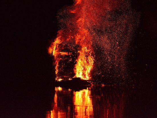 嵯峨の送り火バスツアー 大覚寺 夜間特別拝観「宵弘法（万灯会）」先祖を敬い霊を送る（2026/8/20）＜京都駅発＞by おこしバス（京都定期観光バス）