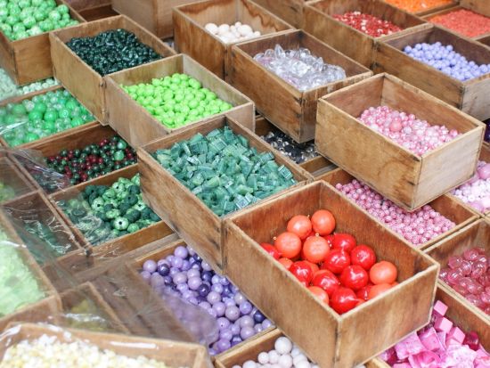 おすすめガイド ソレーヌさんがご案内 クリニャンクール蚤の市 お買い物ツアー＜土・日曜日／貸切／日本語ガイド＞