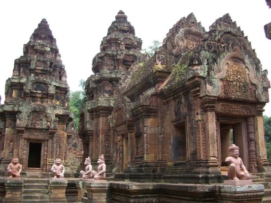 バンテアイ・スレイ遺跡＆バンテアイ・サムレ遺跡 観光ツアー ＜昼食付き／日本語ガイド／日系ツアーラウンジ特典付き＞