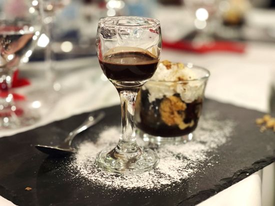 ドナウ川ワイン＆グルメクルーズ　ハンガリー伝統料理の夕食と5種のワインのペアリング＜ブダペスト発＞