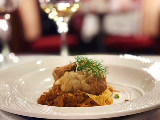 ドナウ川ワイン＆グルメクルーズ　ハンガリー伝統料理の夕食と5種のワインのペアリング＜ブダペスト発＞