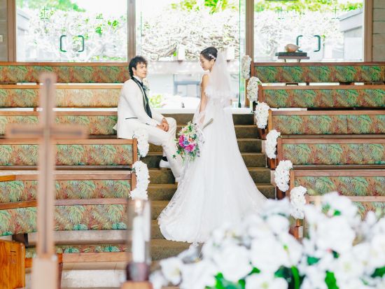 ハワイ　チャペルフォト　キャルバリー・バイ・ザ・シー教会　祭壇から海が見えるハワイ唯一の教会内部と教会のガーデン＆ビーチで撮影！（撮影・衣装・メイク）