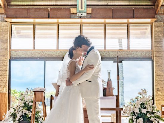 ハワイ　チャペルフォト　キャルバリー・バイ・ザ・シー教会　祭壇から海が見えるハワイ唯一の教会内部と教会のガーデン＆ビーチで撮影！（撮影・衣装・メイク）