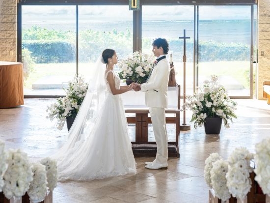 ハワイ　1日完結挙式（ウェディング）　キャルバリー・バイ・ザ・シー教会　祭壇から海が見えるハワイ唯一の教会（挙式・撮影・衣裳・メイク）