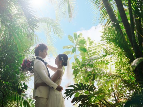 ハワイ　チャペルフォト　キャルバリー・バイ・ザ・シー教会　祭壇から海が見えるハワイ唯一の教会内部と教会のガーデン＆ビーチで撮影！（撮影・衣装・メイク）