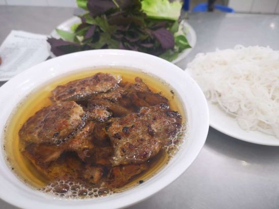 トレインストリート＆クアン・フー・カウ線香村 半日でハノイ話題のスポットを訪問＜午前／日本語ガイド／ブンチャーの名店「フォン・リエン」昼食付きプランあり＞