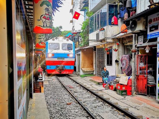 トレインストリート＆クアン・フー・カウ線香村 半日でハノイ話題のスポットを訪問＜午前／日本語ガイド／ブンチャーの名店「フォン・リエン」昼食付きプランあり＞