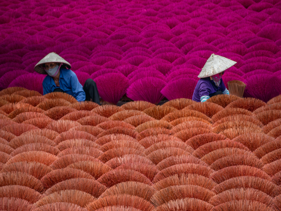 トレインストリート＆クアン・フー・カウ線香村 半日でハノイ話題のスポットを訪問＜午前／日本語ガイド／ブンチャーの名店「フォン・リエン」昼食付きプランあり＞