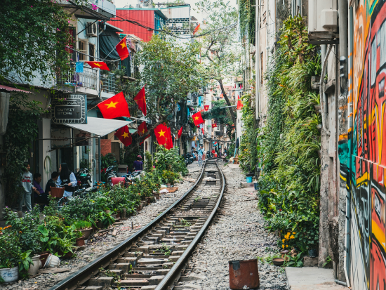 トレインストリート＆クアン・フー・カウ線香村 半日でハノイ話題のスポットを訪問＜午前／日本語ガイド／ブンチャーの名店「フォン・リエン」昼食付きプランあり＞