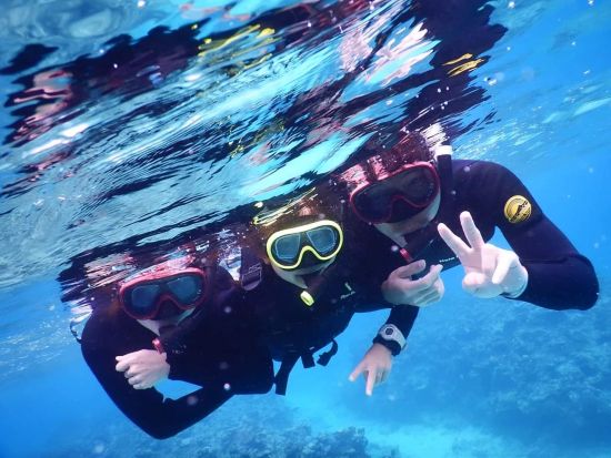 青の洞窟サンセットシュノーケル 神秘的な青の洞窟＋夕暮れの海を満喫 器材レンタル無料＜送迎あり／石垣島＞