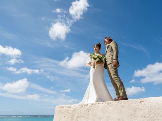 ハワイ　ビーチフォト　豊富なドレスラインナップが魅力！ドレス選び放題プランやカップル送迎リムジンアップグレードのオプションあり（撮影・衣裳・メイク）