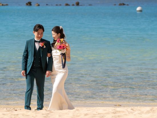 ハワイ　ビーチフォト　豊富なドレスラインナップが魅力！ドレス選び放題プランやカップル送迎リムジンアップグレードのオプションあり（撮影・衣裳・メイク）