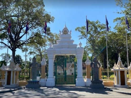 シェムリアップ フォトジェニックツアー　民族衣装を着てアンコール・ワット観光＆フュージョン料理ランチ＆本格フレンチディナーを楽しめる ＜日本語ガイド＞