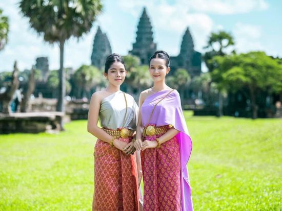 シェムリアップ フォトジェニックツアー　民族衣装を着てアンコール・ワット観光＆フュージョン料理ランチ＆本格フレンチディナーを楽しめる ＜日本語ガイド＞