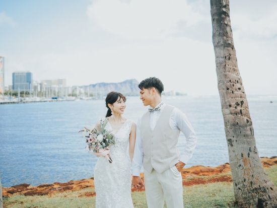 ハワイ　ビーチ＆フォト　撮影アテンド＆ヘアメイクは日本語対応！サロン～ビーチ間のリムジン送迎付き　日本国内事前試着付きプランあり（撮影・衣装・ヘアメイク込み）