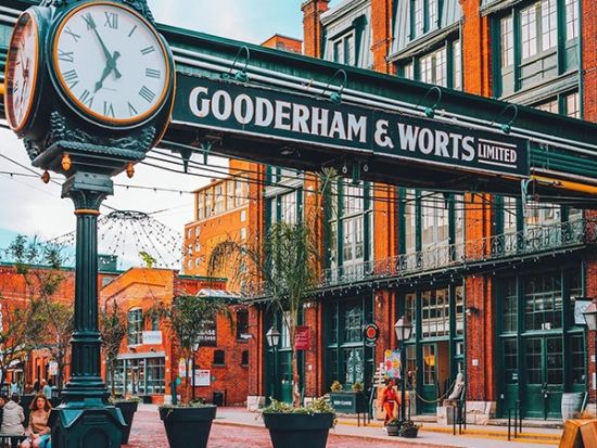 歩いてめぐる トロント市内観光ツアー　トロント市庁舎＋ホッケーの殿堂＋ディスティラリー・ディストリクト＋セント ローレンス・マーケット＜日本語ガイド＞