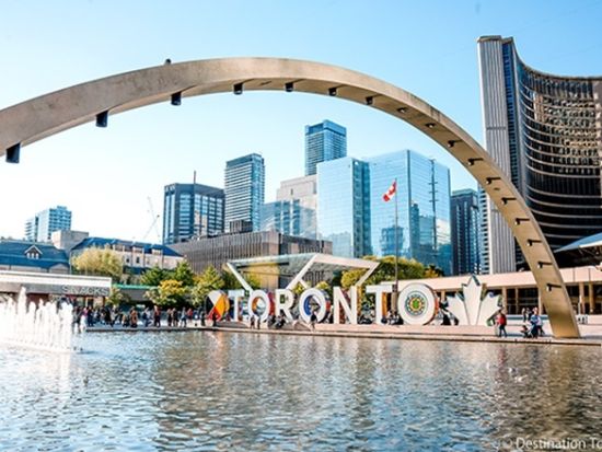 歩いてめぐる トロント市内観光ツアー　トロント市庁舎＋ホッケーの殿堂＋ディスティラリー・ディストリクト＋セント ローレンス・マーケット＜日本語ガイド＞