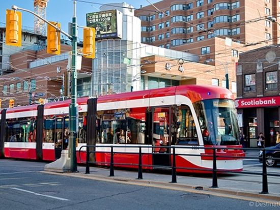 歩いてめぐる トロント市内観光ツアー　トロント市庁舎＋ホッケーの殿堂＋ディスティラリー・ディストリクト＋セント ローレンス・マーケット＜日本語ガイド＞