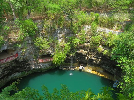 チチェン・イッツァ遺跡＋セノーテ＋魔法の村イサマル＆バジャドリードを巡る1日観光ツアー＜混載／昼食／英語／メリダ発着＞
