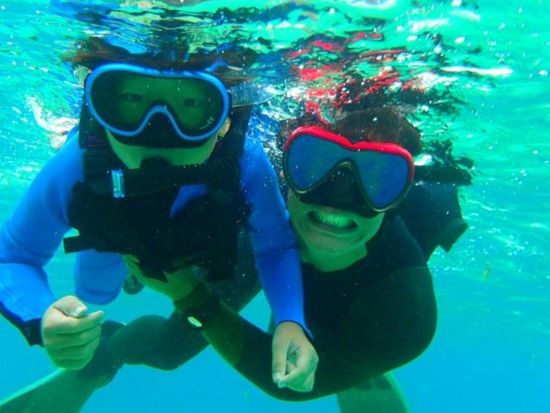 シュノーケルツアー 3歳から参加OK！ファミリーで恩納ブルーを満喫 お魚博士BOOKプレゼント＜約2時間30分／グリーン・フィンズ認定店／恩納村＞