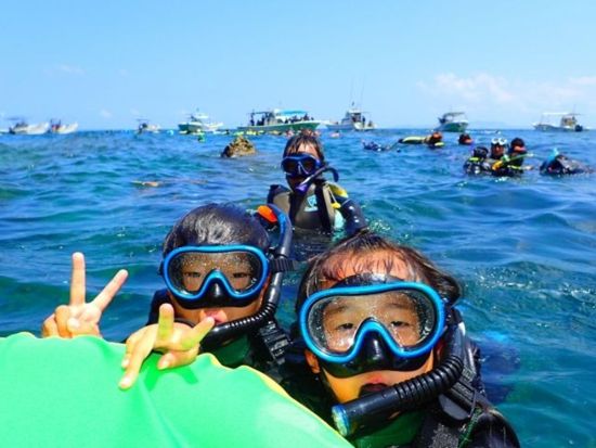 シュノーケルツアー 3歳から参加OK！ファミリーで恩納ブルーを満喫 お魚博士BOOKプレゼント＜約2時間30分／グリーン・フィンズ認定店／恩納村＞