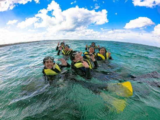 熱帯魚の楽園シュノーケリング グリーンフィンズ認定店で環境に優しくシュノーケリング！ 学割プランあり ＜ボート／ショップ設備利用可／約2時間半／恩納村発＞