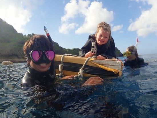 熱帯魚の楽園シュノーケリング グリーンフィンズ認定店で環境に優しくシュノーケリング！ 学割プランあり ＜ボート／ショップ設備利用可／約2時間半／恩納村発＞